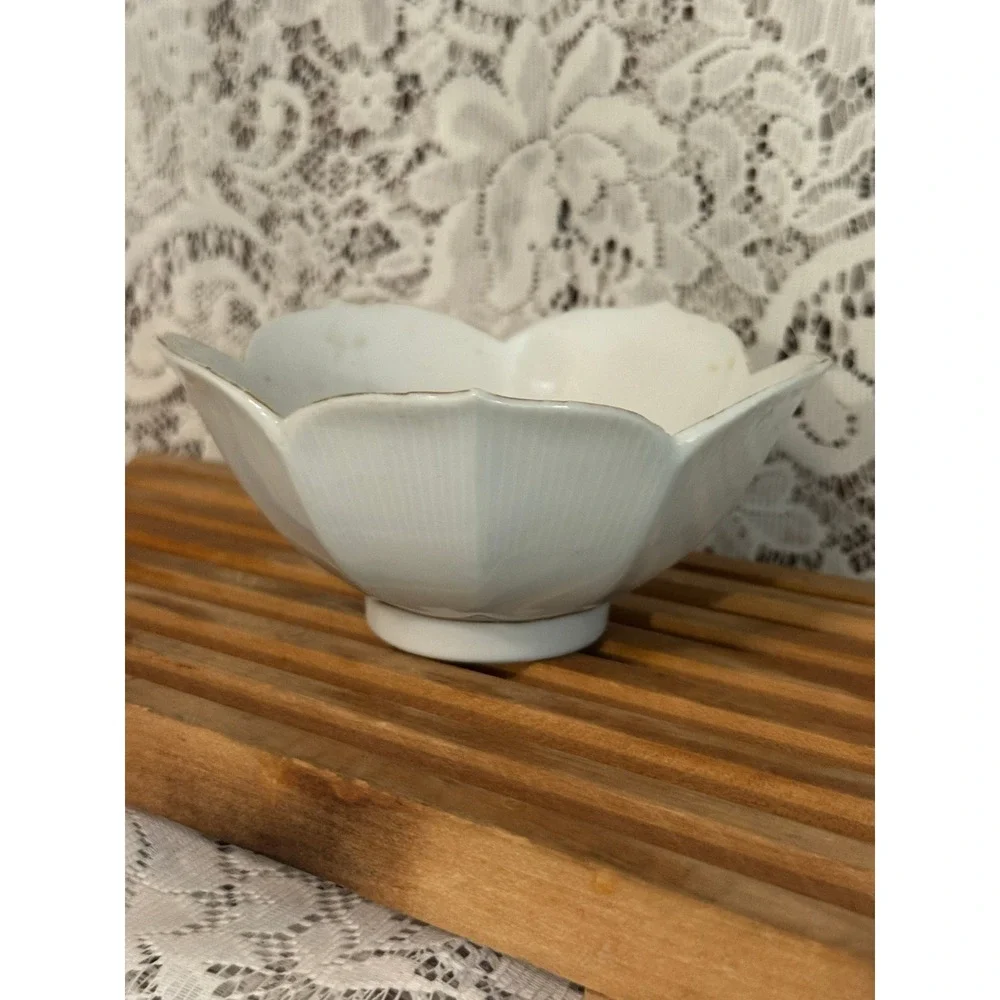 Vintage White Scalloped Porcelain Ribbed Bowl with Gold Rim Flower Shape Decor